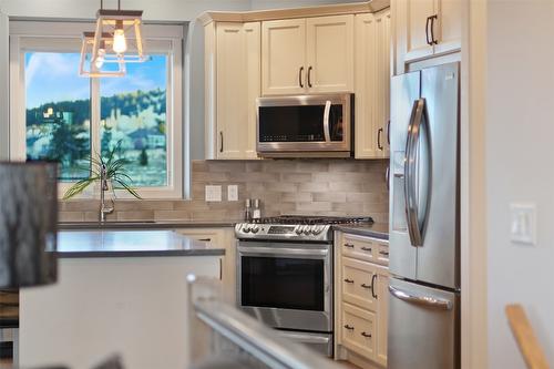 1332 Kinross Place, Kamloops, BC - Indoor Photo Showing Kitchen With Upgraded Kitchen