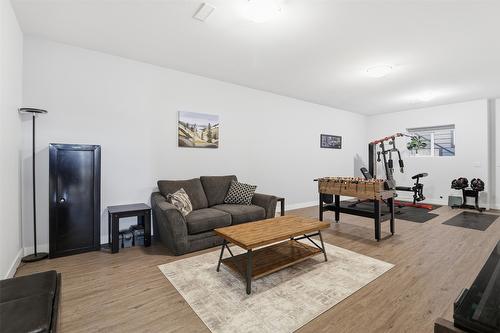 1332 Kinross Place, Kamloops, BC - Indoor Photo Showing Living Room