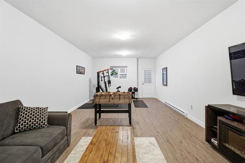 1332 Kinross Place, Kamloops, BC - Indoor Photo Showing Living Room
