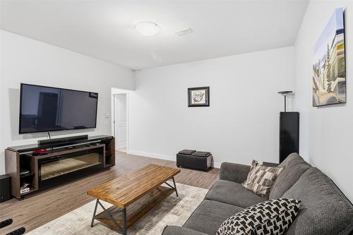 1332 Kinross Place, Kamloops, BC - Indoor Photo Showing Living Room