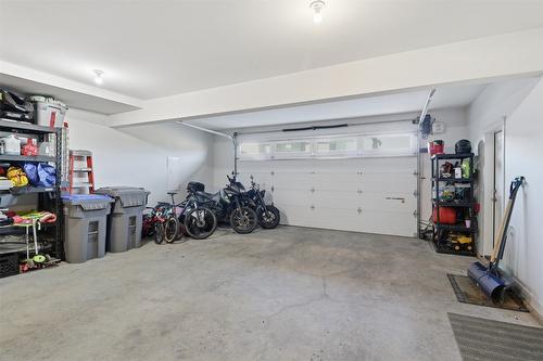 1332 Kinross Place, Kamloops, BC - Indoor Photo Showing Garage