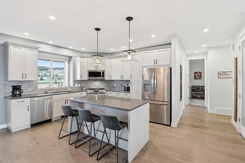 1332 Kinross Place, Kamloops, BC - Indoor Photo Showing Kitchen With Upgraded Kitchen