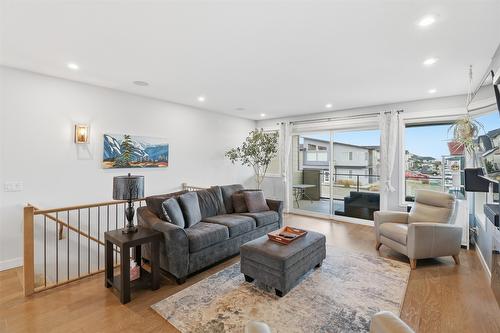 1332 Kinross Place, Kamloops, BC - Indoor Photo Showing Living Room