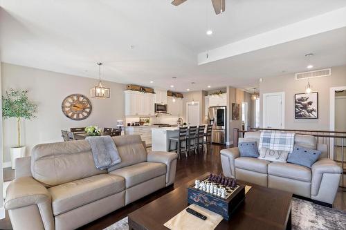 11582 Middleton Road, Lake Country, BC - Indoor Photo Showing Living Room