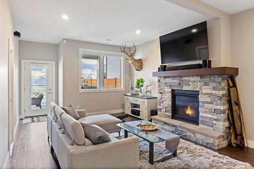 11582 Middleton Road, Lake Country, BC - Indoor Photo Showing Living Room With Fireplace