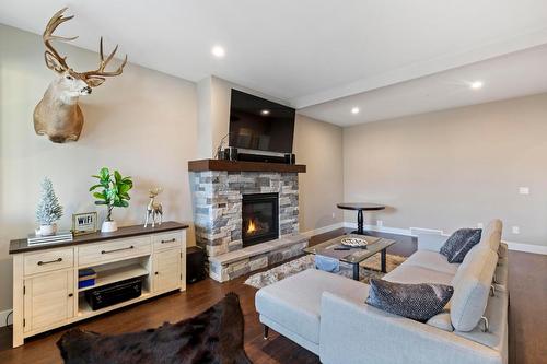 11582 Middleton Road, Lake Country, BC - Indoor Photo Showing Living Room With Fireplace