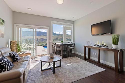 11582 Middleton Road, Lake Country, BC - Indoor Photo Showing Living Room