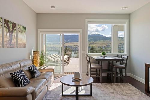 11582 Middleton Road, Lake Country, BC - Indoor Photo Showing Living Room