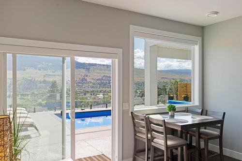 11582 Middleton Road, Lake Country, BC - Indoor Photo Showing Dining Room
