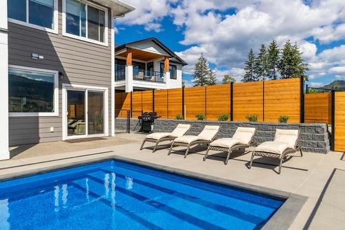 11582 Middleton Road, Lake Country, BC - Outdoor With In Ground Pool