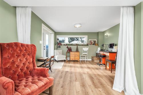 6554 Orchard Hill Road, Vernon, BC - Indoor Photo Showing Living Room