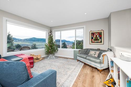 6554 Orchard Hill Road, Vernon, BC - Indoor Photo Showing Living Room