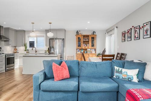 6554 Orchard Hill Road, Vernon, BC - Indoor Photo Showing Living Room