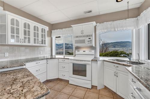 760 Hudson Street, Penticton, BC - Indoor Photo Showing Kitchen With Double Sink