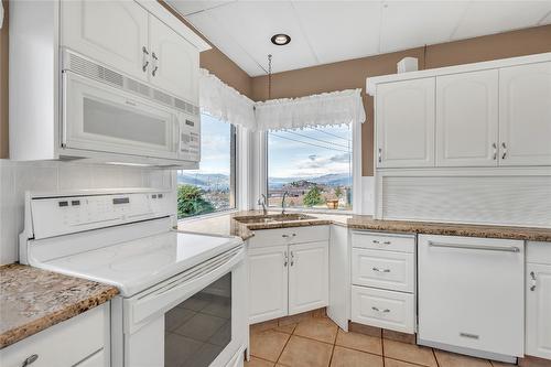 760 Hudson Street, Penticton, BC - Indoor Photo Showing Kitchen With Double Sink