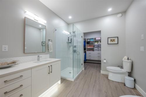 2749 Evergreen Drive, Penticton, BC - Indoor Photo Showing Bathroom