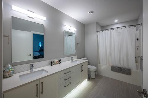 2749 Evergreen Drive, Penticton, BC - Indoor Photo Showing Bathroom