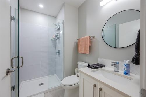 2749 Evergreen Drive, Penticton, BC - Indoor Photo Showing Bathroom