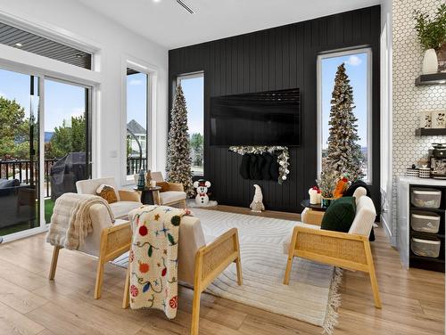 5300 Hedeman Court, Kelowna, BC - Indoor Photo Showing Living Room