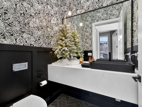 5300 Hedeman Court, Kelowna, BC - Indoor Photo Showing Bathroom
