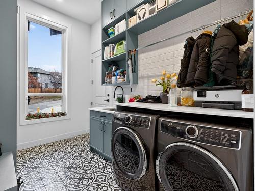 5300 Hedeman Court, Kelowna, BC - Indoor Photo Showing Laundry Room