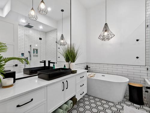 5300 Hedeman Court, Kelowna, BC - Indoor Photo Showing Bathroom