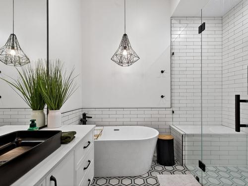 5300 Hedeman Court, Kelowna, BC - Indoor Photo Showing Bathroom