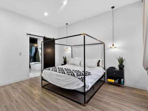 5300 Hedeman Court, Kelowna, BC - Indoor Photo Showing Bedroom