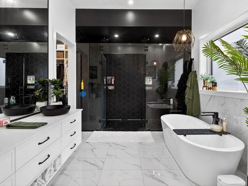 5300 Hedeman Court, Kelowna, BC - Indoor Photo Showing Bathroom