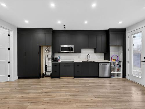 5300 Hedeman Court, Kelowna, BC - Indoor Photo Showing Kitchen