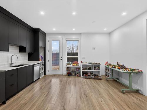 5300 Hedeman Court, Kelowna, BC - Indoor Photo Showing Kitchen