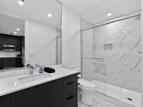 5300 Hedeman Court, Kelowna, BC - Indoor Photo Showing Bathroom