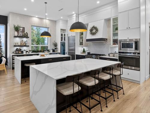 5300 Hedeman Court, Kelowna, BC - Indoor Photo Showing Kitchen With Upgraded Kitchen