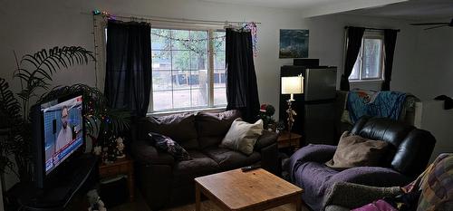 518 Leah Road, Vernon, BC - Indoor Photo Showing Living Room