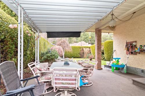 624 Cassiar Crescent, Kelowna, BC - Outdoor With Exterior