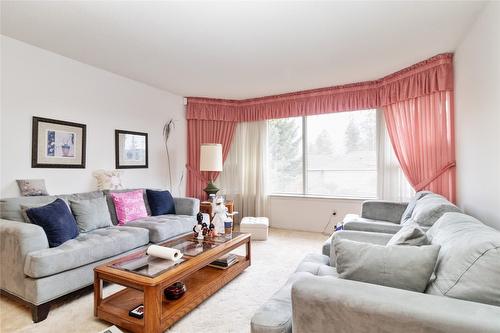 624 Cassiar Crescent, Kelowna, BC - Indoor Photo Showing Living Room
