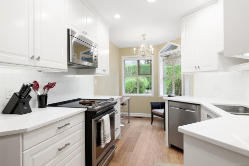 8-500 Marsett Pl, Saanich, BC 