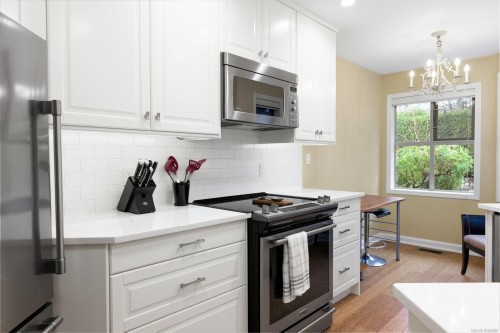 8-500 Marsett Pl, Saanich, BC 