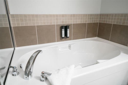 310D-1730 Riverside Lane, Courtenay, BC - Indoor Photo Showing Bathroom
