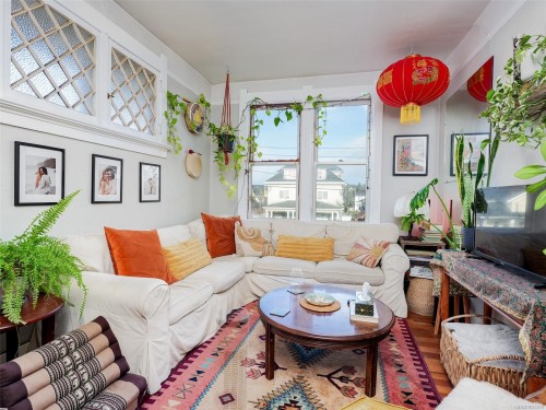 1029 Queens Ave, Victoria, BC - Indoor Photo Showing Living Room