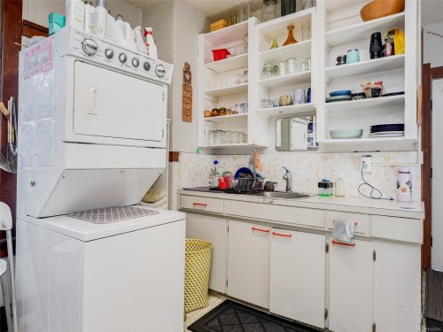 1029 Queens Ave, Victoria, BC - Indoor Photo Showing Laundry Room