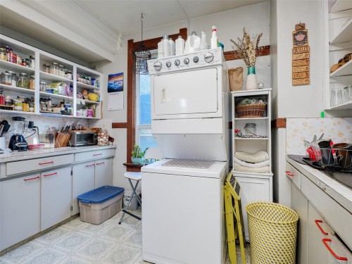 1029 Queens Ave, Victoria, BC - Indoor Photo Showing Laundry Room
