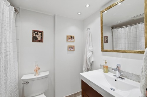 401-620 Toronto St, Victoria, BC - Indoor Photo Showing Bathroom