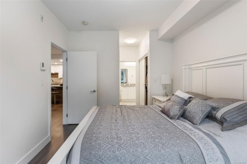 211-960 Reunion Ave, Langford, BC - Indoor Photo Showing Bedroom