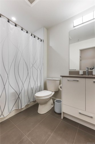 211-960 Reunion Ave, Langford, BC - Indoor Photo Showing Bathroom