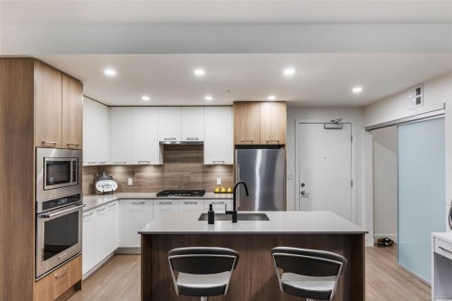 211-960 Reunion Ave, Langford, BC - Indoor Photo Showing Kitchen With Upgraded Kitchen