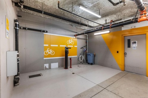 211-960 Reunion Ave, Langford, BC - Indoor Photo Showing Garage