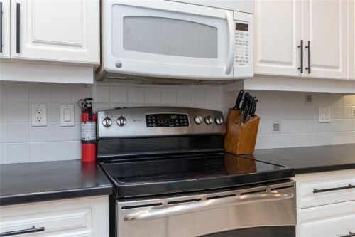 33-909 Admirals Rd, Esquimalt, BC 