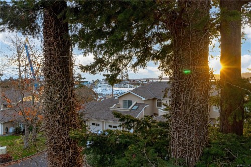 33-909 Admirals Rd, Esquimalt, BC 