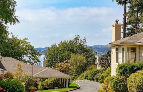 33-909 Admirals Rd, Esquimalt, BC 